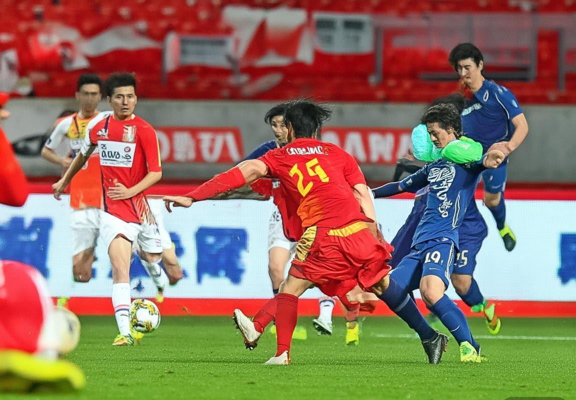 2017中超上港富德巅峰对决：战术解析与精彩瞬间回顾(图1)